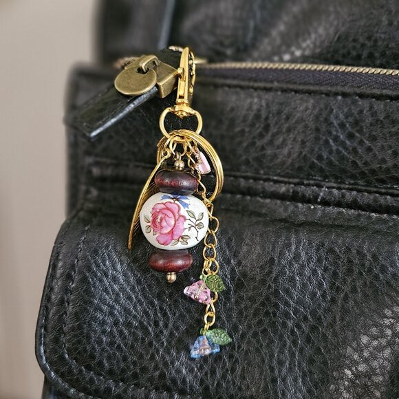 Pink Rose & Gold Leaf Charm Beaded Keychain - Picture 2 of 6